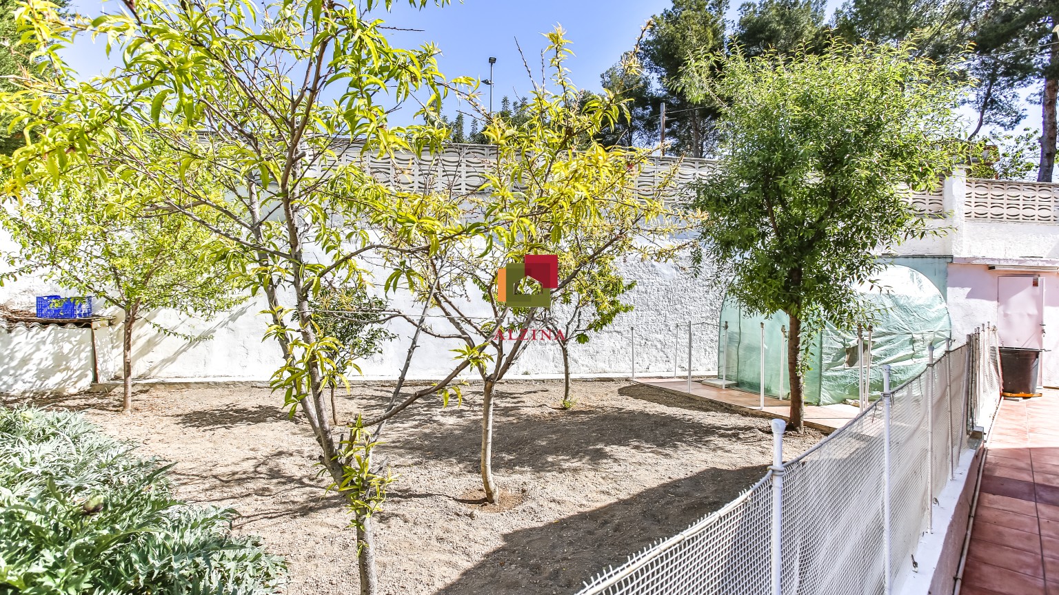 Estupenda Propiedad Esquinera A Tres Calles, en La Urbanización "La Gaviota"