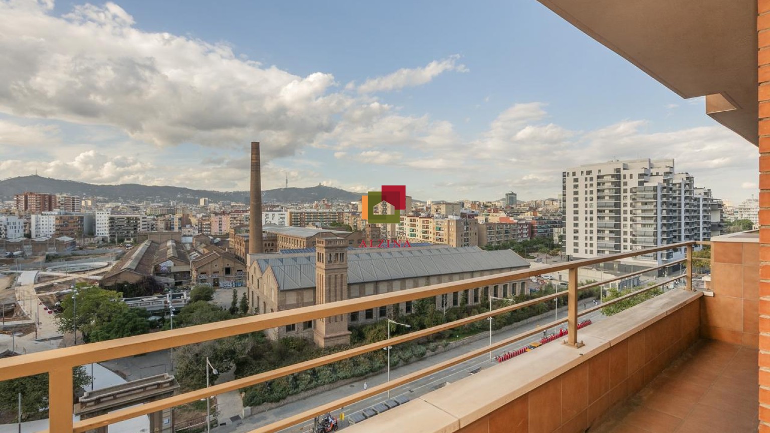 ¡Gran Piso Exterior  con 4 Habitaciones, Ascensor, Piscina  y Plaza de Parking!