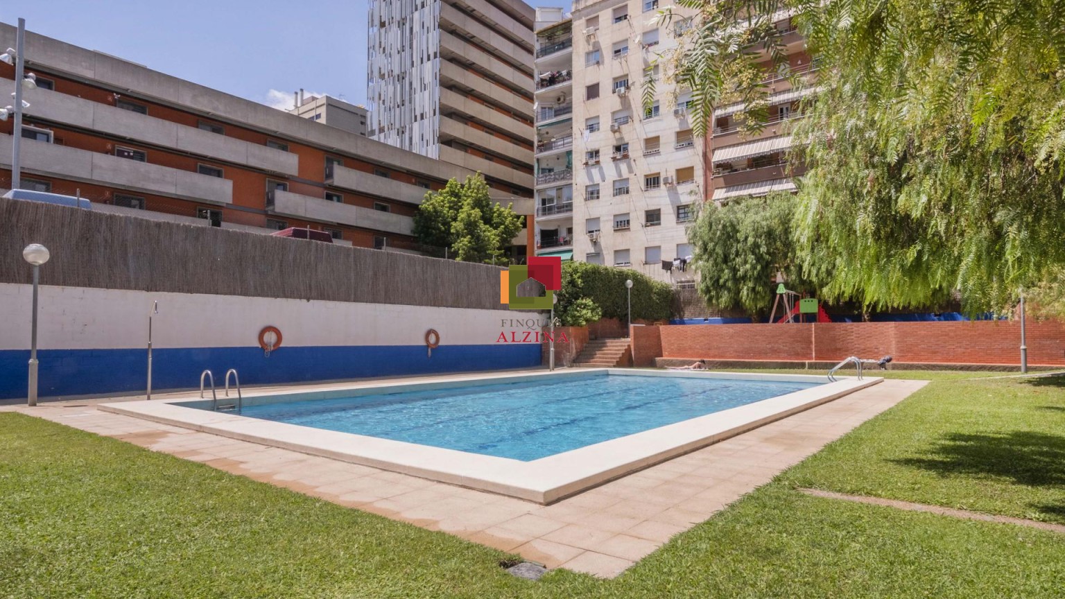 Gran Pis Exterior amb 4 Habitacions, Ascensor, Piscina i Plaza de Parking!