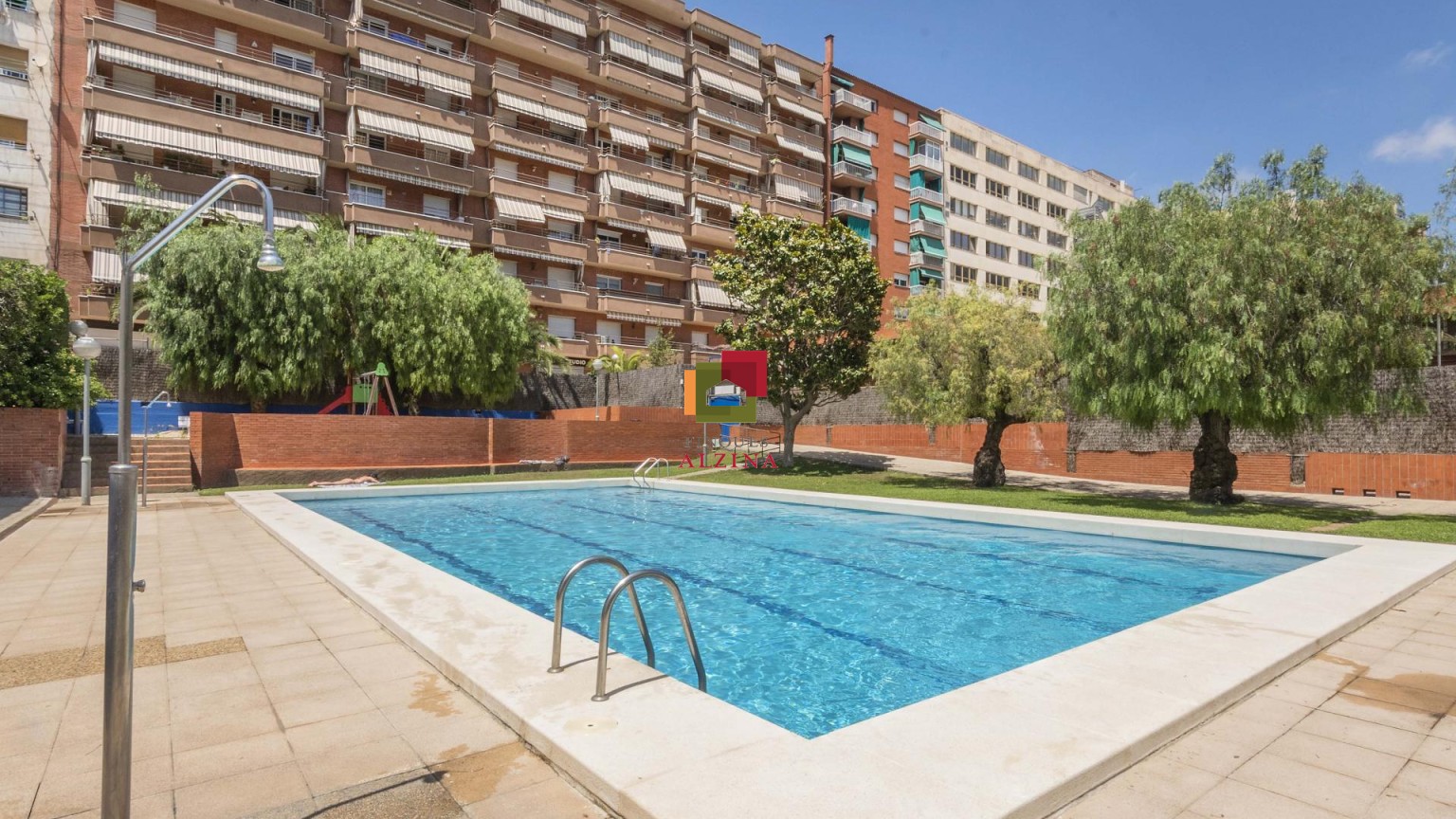 Gran Pis Exterior amb 4 Habitacions, Ascensor, Piscina i Plaza de Parking!