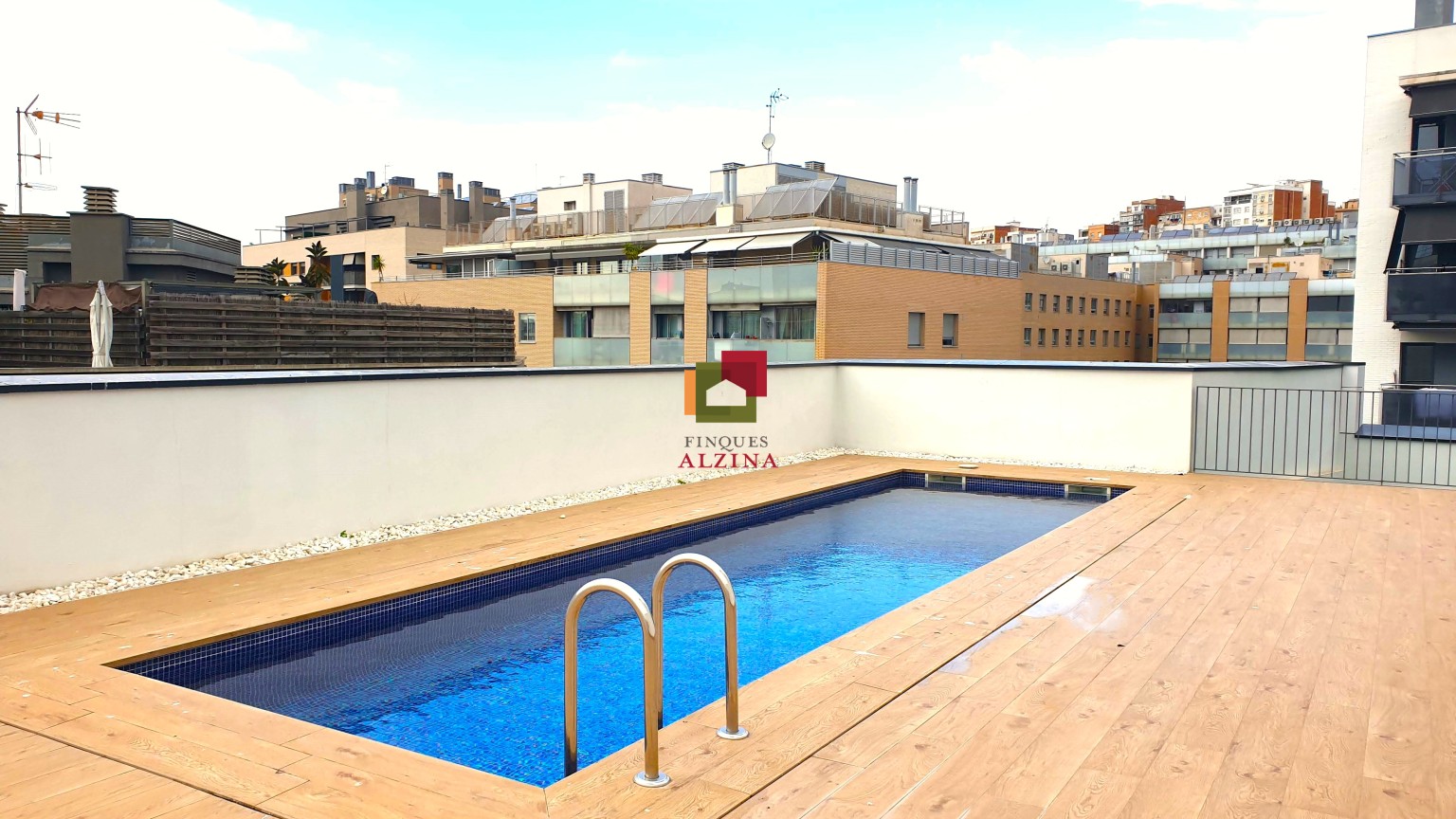 "Dúplex de lujo con terraza y piscina comunitaria a minutos de Barcelona"
