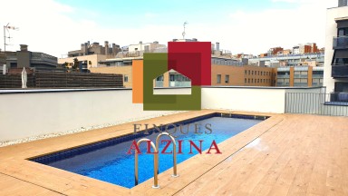 "Dúplex de lujo con terraza y piscina comunitaria a minutos de Barcelona"
