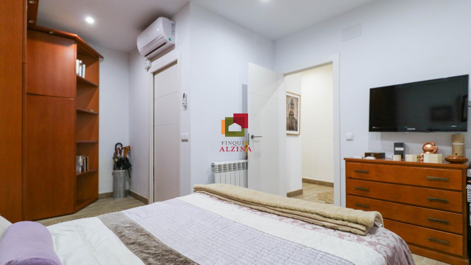 ¡Encantadora casa adosada en venta con un encanto único y una luminosidad excepcional!