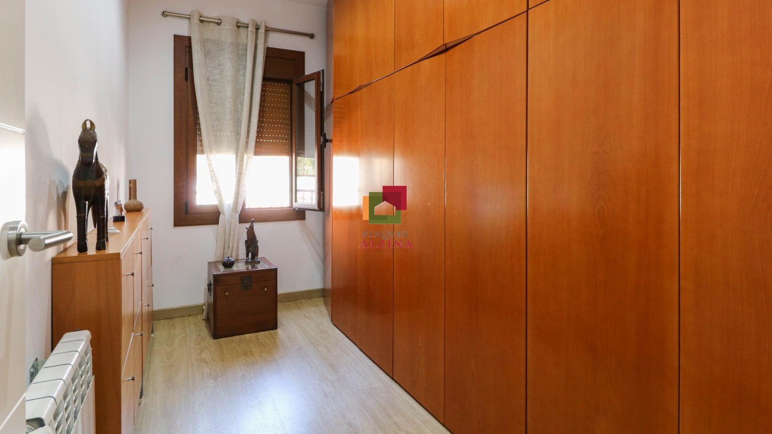 ¡Encantadora casa adosada en venta con un encanto único y una luminosidad excepcional!