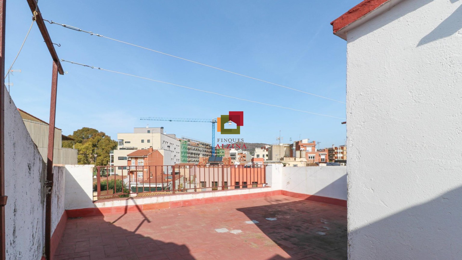 ¡Encantadora casa adosada en venta con un encanto único y una luminosidad excepcional!