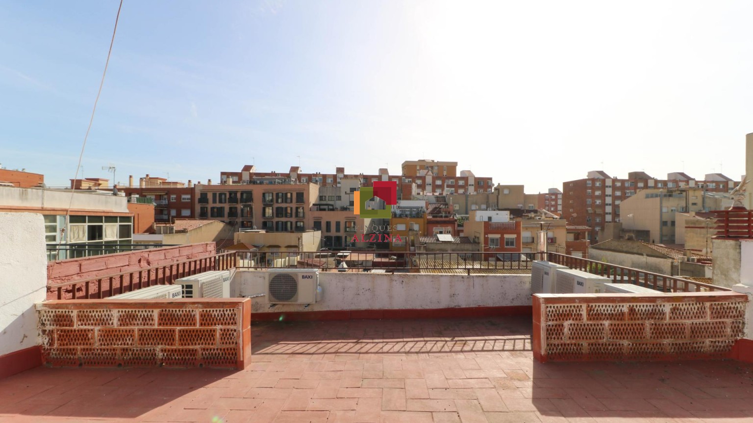 ¡Encantadora casa adosada en venta con un encanto único y una luminosidad excepcional!