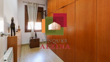 ¡Encantadora casa adosada en venta con un encanto único y una luminosidad excepcional!