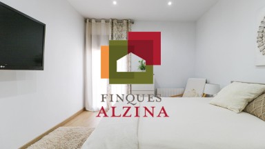 ¡Encantadora casa adosada en venta con un encanto único y una luminosidad excepcional!