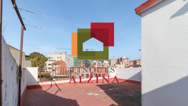 ¡Encantadora casa adosada en venta con un encanto único y una luminosidad excepcional!