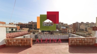 ¡Encantadora casa adosada en venta con un encanto único y una luminosidad excepcional!