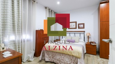 ¡Encantadora casa adosada en venta con un encanto único y una luminosidad excepcional!