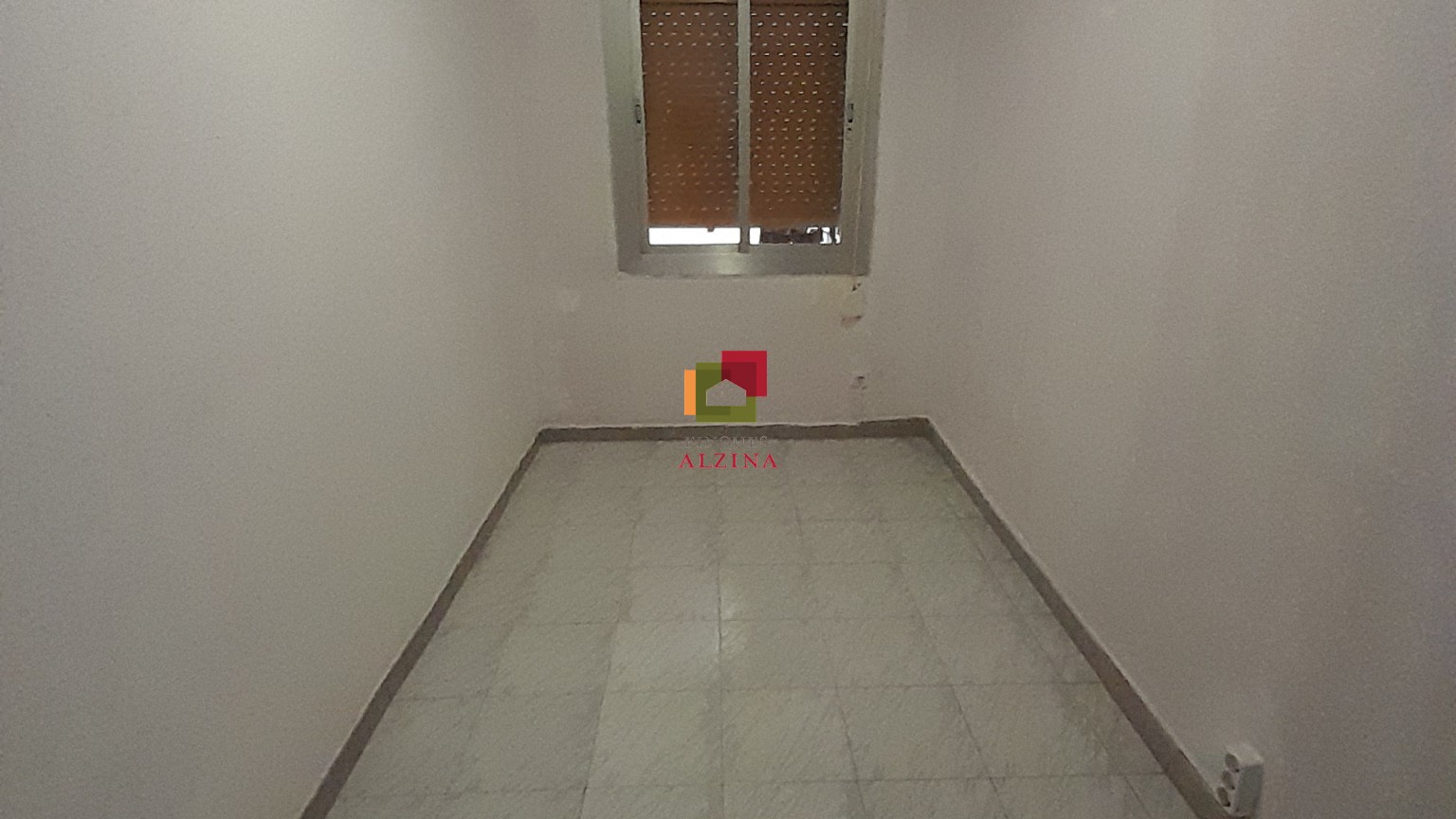 Piso con balcón en calle peatonal
