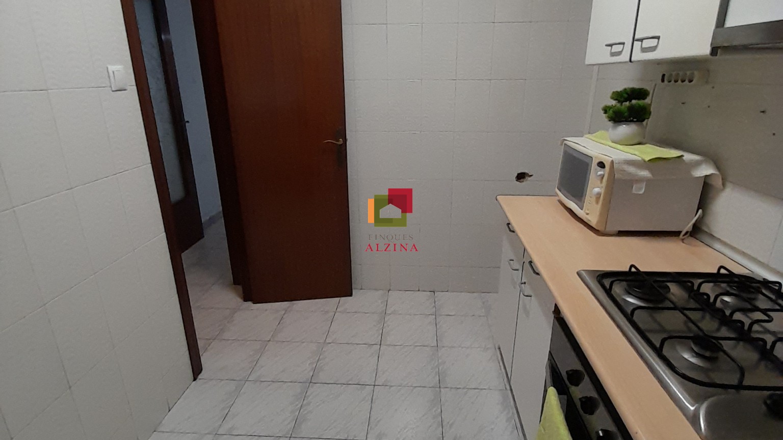 Piso con balcón en calle peatonal