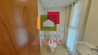¡Descubre esta espectacular casa adosada esquinera en el barrio de LES GRASES!