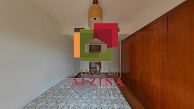 ¡Descubre esta espectacular casa adosada esquinera en el barrio de LES GRASES!