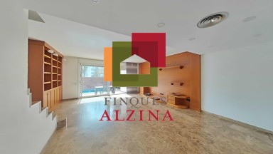 ¡Descubre esta espectacular casa adosada esquinera en el barrio de LES GRASES!