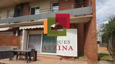 ¡Descubre esta espectacular casa adosada esquinera en el barrio de LES GRASES!