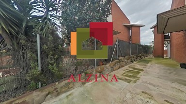 ¡Descubre esta espectacular casa adosada esquinera en el barrio de LES GRASES!