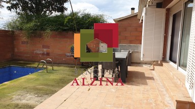 ¡Descubre esta espectacular casa adosada esquinera en el barrio de LES GRASES!