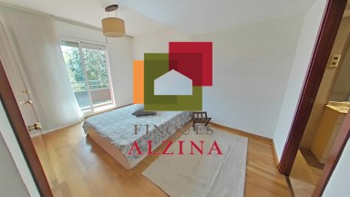 ¡Descubre esta espectacular casa adosada esquinera en el barrio de LES GRASES!