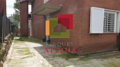 ¡Descubre esta espectacular casa adosada esquinera en el barrio de LES GRASES!