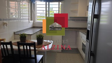 ¡Descubre esta espectacular casa adosada esquinera en el barrio de LES GRASES!