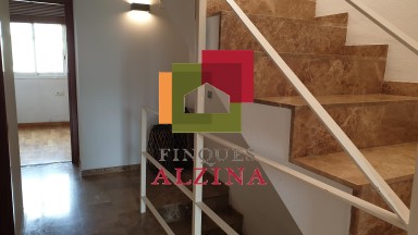 ¡Descubre esta espectacular casa adosada esquinera en el barrio de LES GRASES!