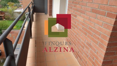 ¡Descubre esta espectacular casa adosada esquinera en el barrio de LES GRASES!