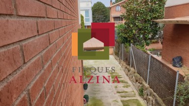 ¡Descubre esta espectacular casa adosada esquinera en el barrio de LES GRASES!