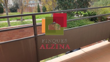 ¡Descubre esta espectacular casa adosada esquinera en el barrio de LES GRASES!
