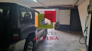 ¡Descubre esta espectacular casa adosada esquinera en el barrio de LES GRASES!