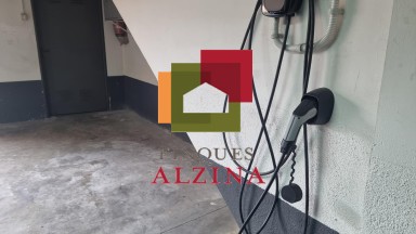 ¡Descubre esta espectacular casa adosada esquinera en el barrio de LES GRASES!