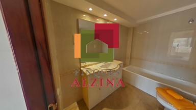 ¡Descubre esta espectacular casa adosada esquinera en el barrio de LES GRASES!