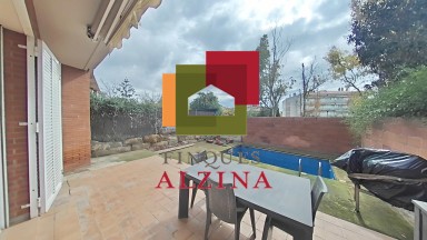 ¡Descubre esta espectacular casa adosada esquinera en el barrio de LES GRASES!