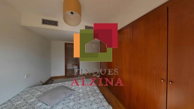 ¡Descubre esta espectacular casa adosada esquinera en el barrio de LES GRASES!