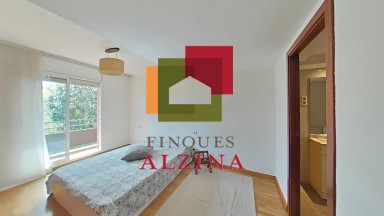 ¡Descubre esta espectacular casa adosada esquinera en el barrio de LES GRASES!
