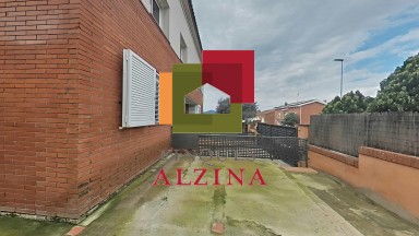 ¡Descubre esta espectacular casa adosada esquinera en el barrio de LES GRASES!
