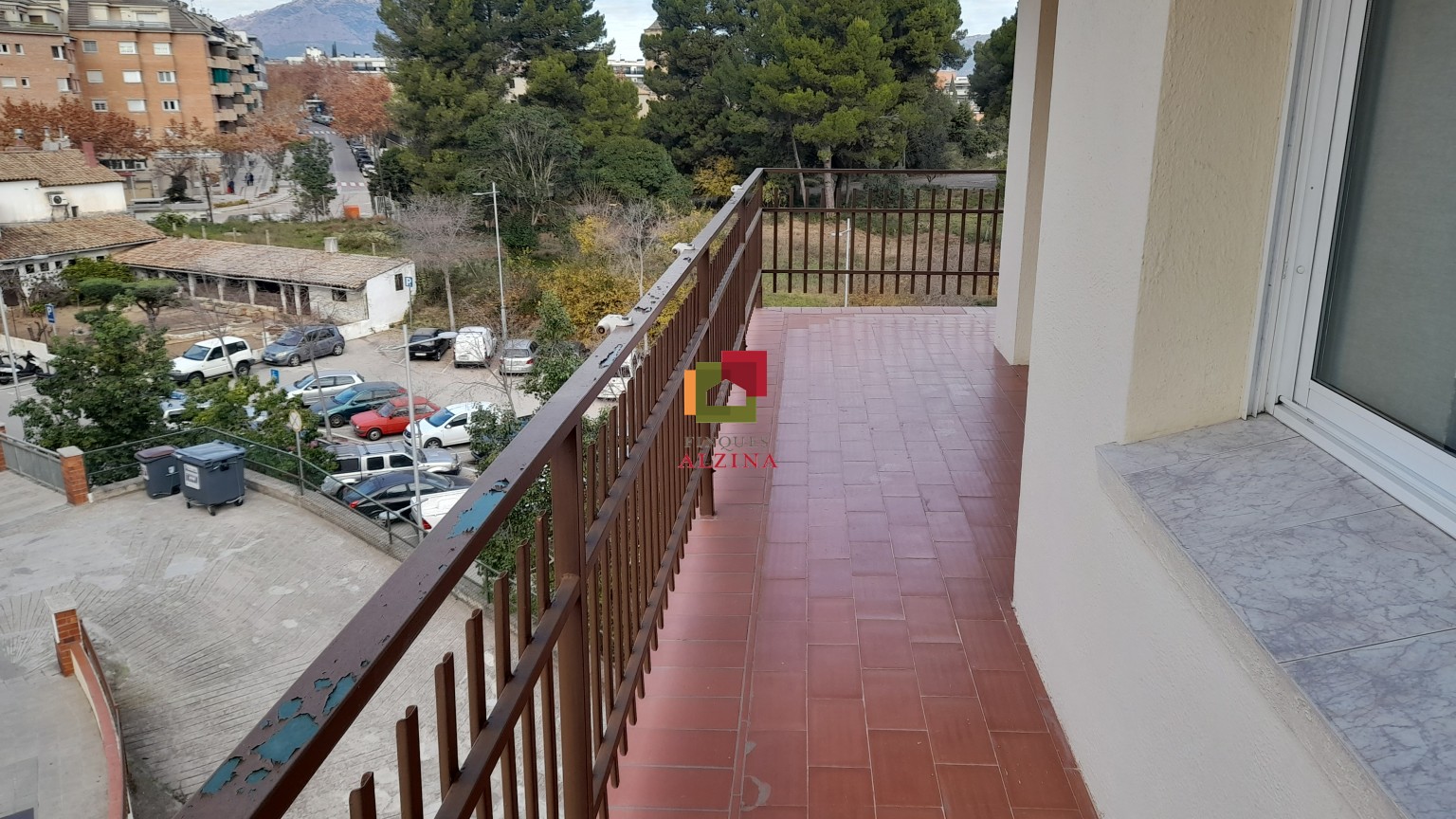 Luminoso piso esquinero con terraza y vistas