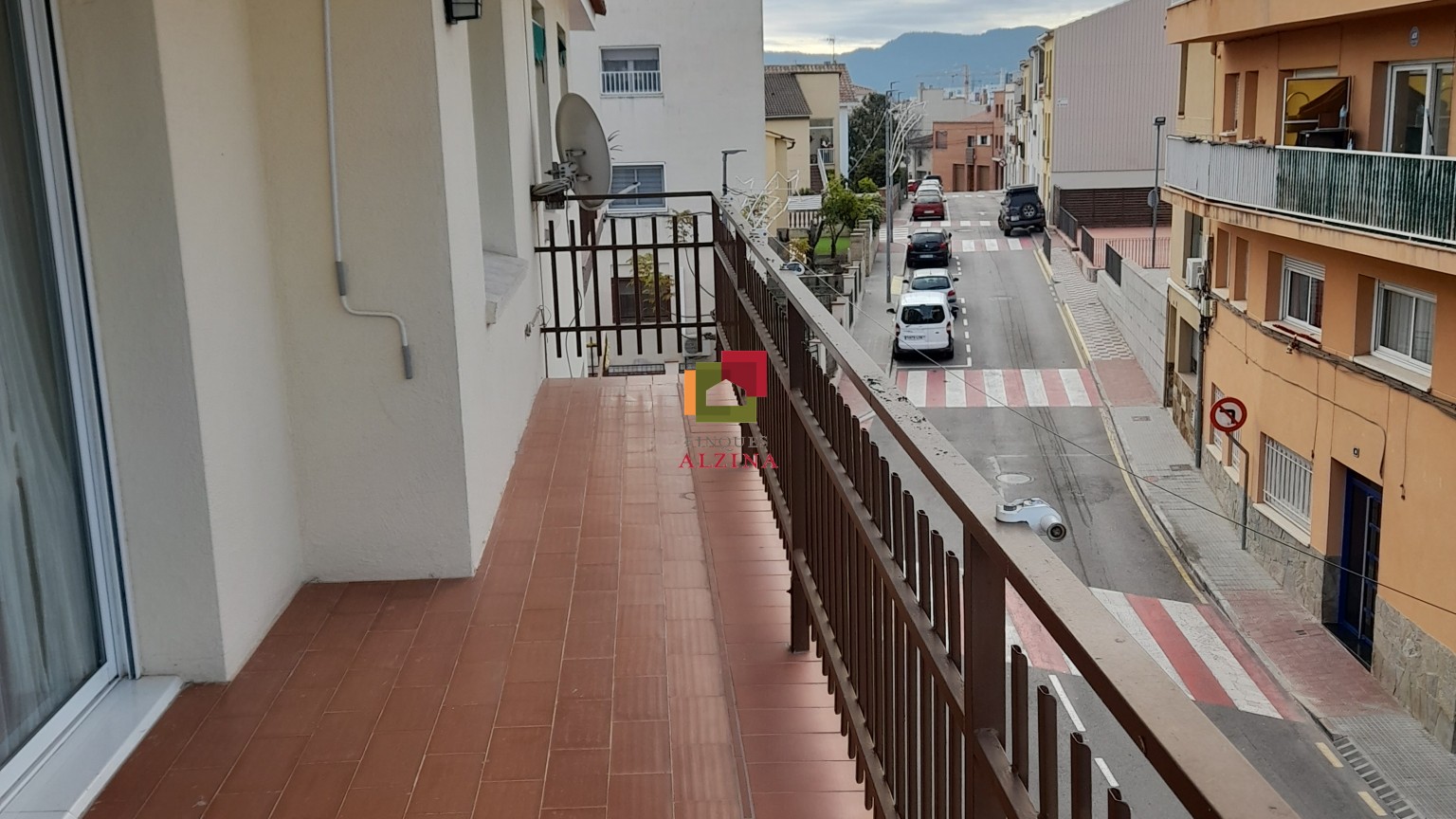 Luminoso piso esquinero con terraza y vistas