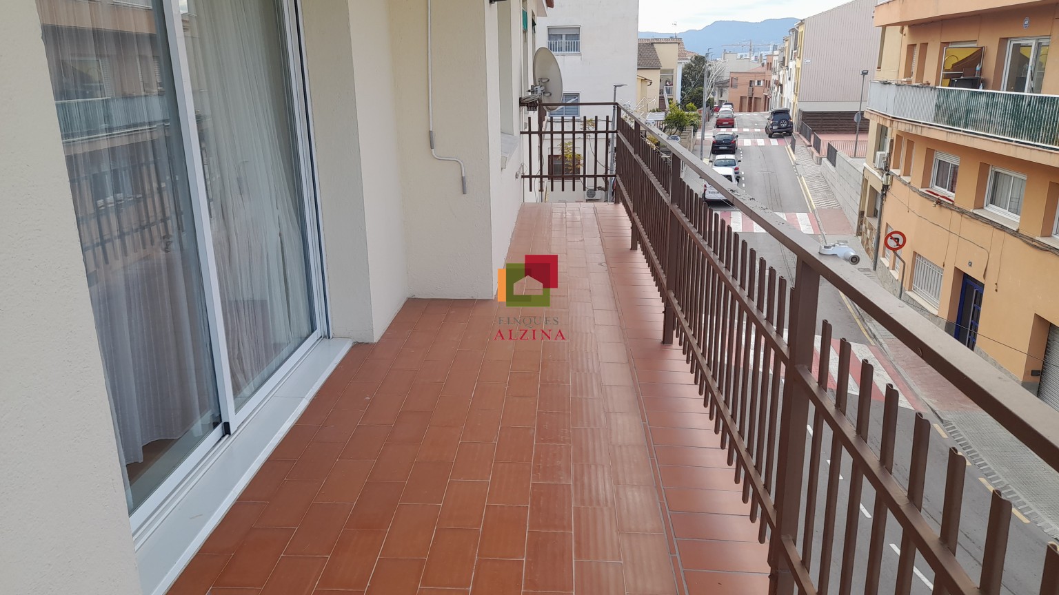 Luminoso piso esquinero con terraza y vistas