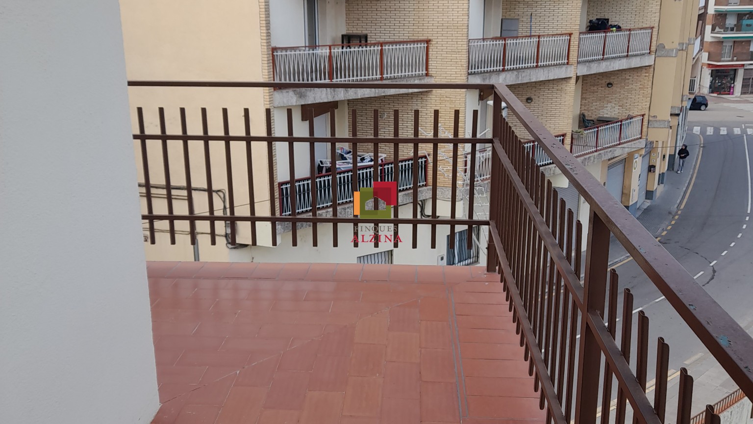 Luminoso piso esquinero con terraza y vistas