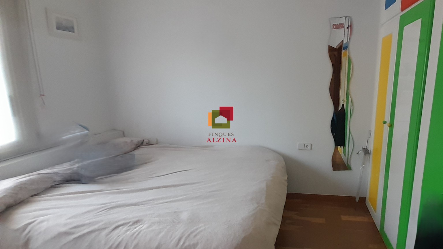 Luminoso piso esquinero con terraza y vistas