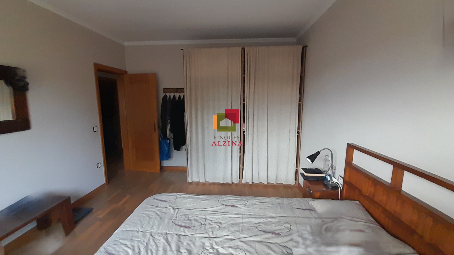 Luminoso piso esquinero con terraza y vistas