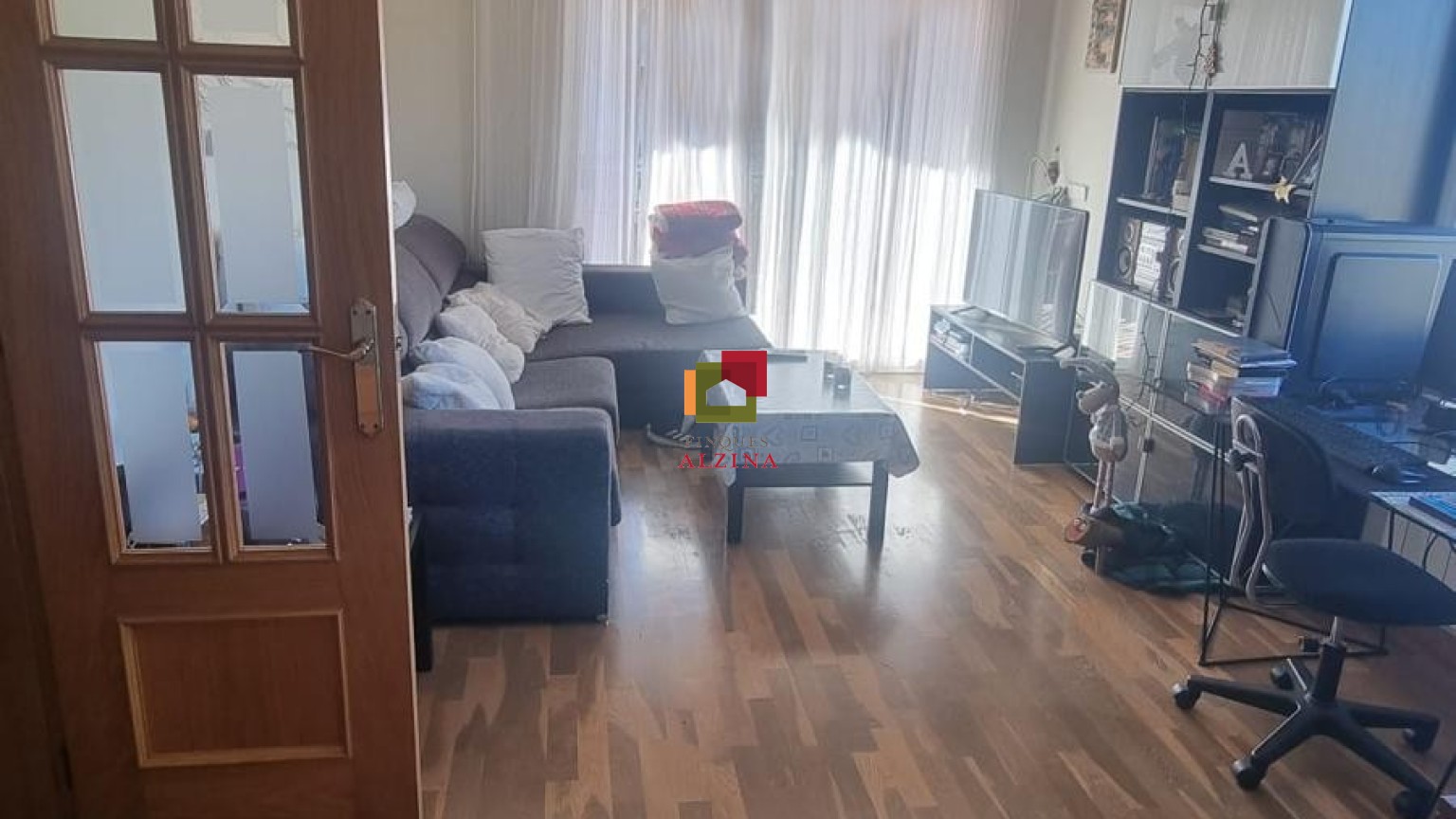 Luminoso piso esquinero con terraza y vistas