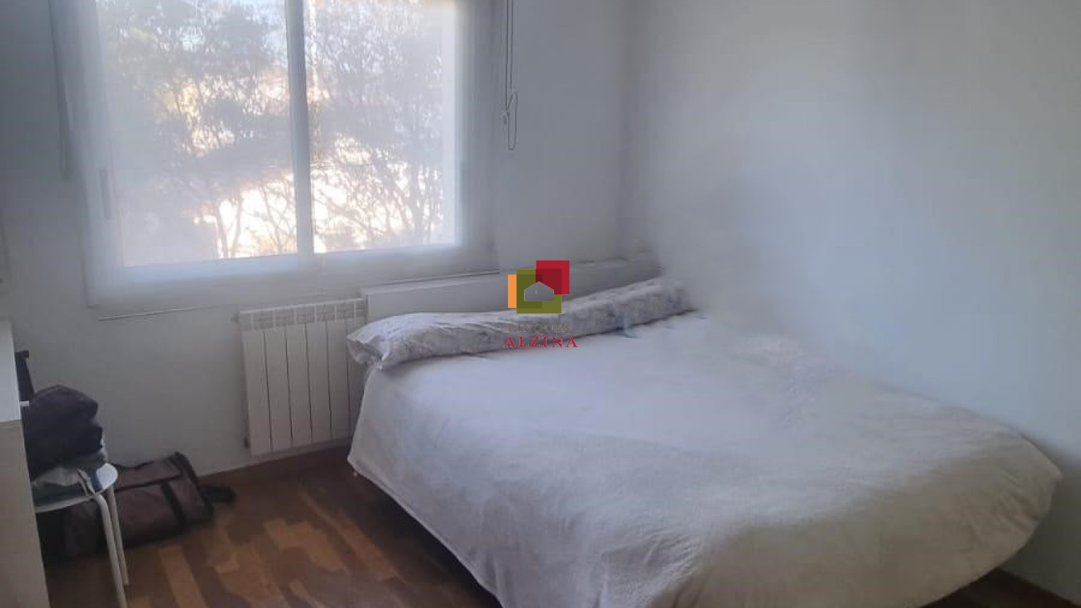 Luminoso piso esquinero con terraza y vistas