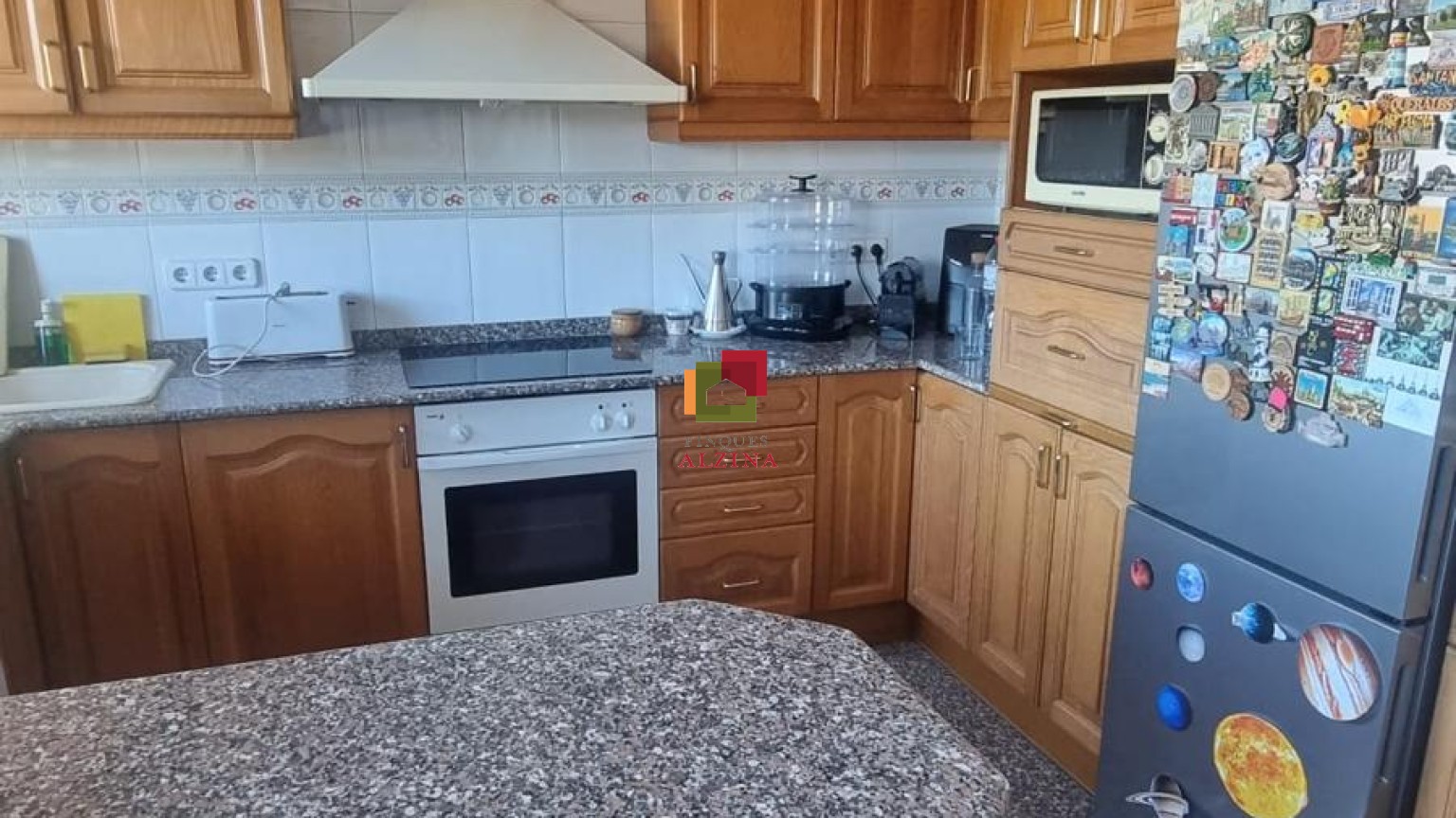 Luminoso piso esquinero con terraza y vistas