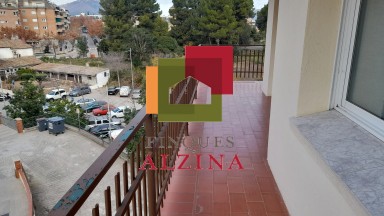 Luminoso piso esquinero con terraza y vistas