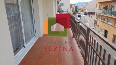 Luminoso piso esquinero con terraza y vistas