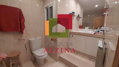 Luminoso piso esquinero con terraza y vistas