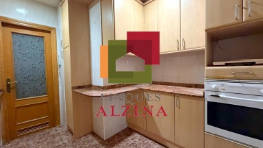 Un hogar luminoso con balcón en Santa Eulàlia: espacio, tranquilidad y conexión con Barcelona